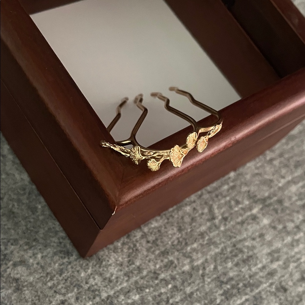 Elegant Gold Leaf Hair Comb Avigail Adam with Ginkgo leaves